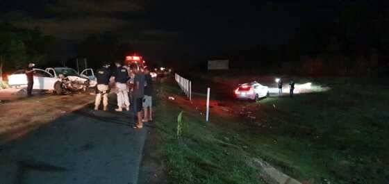 Homem morre e 3 pessoas ficam feridas após carros baterem de frente