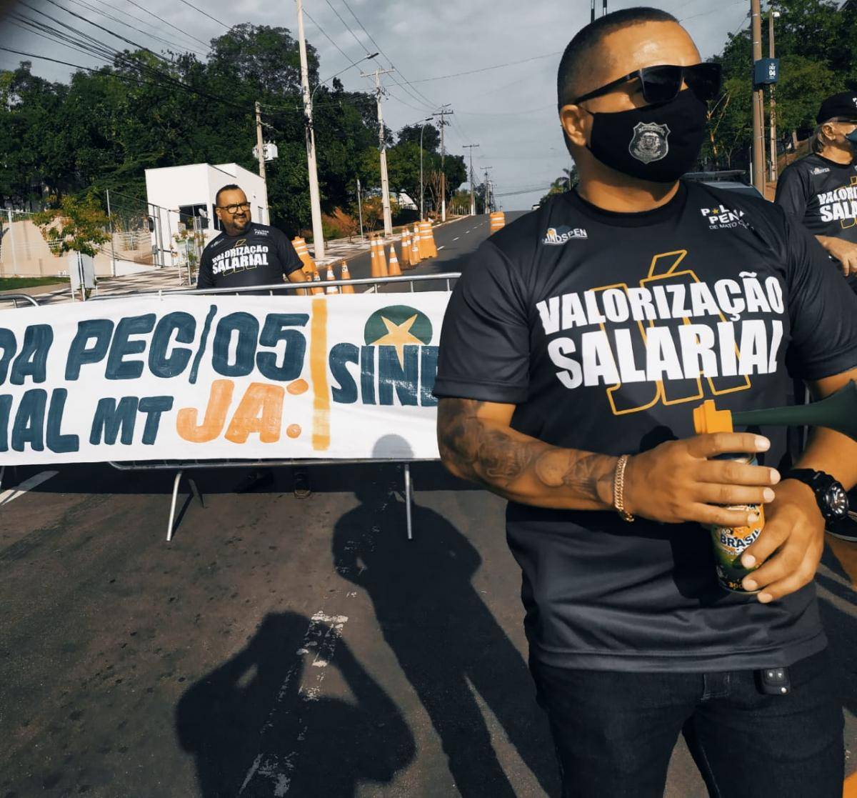 Policiais penais fecham Centro Político em protesto contra Mendes