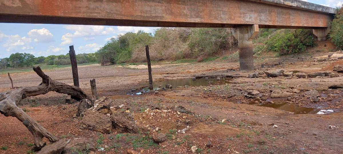 Com rio seco, população sofre com falta de água no município 