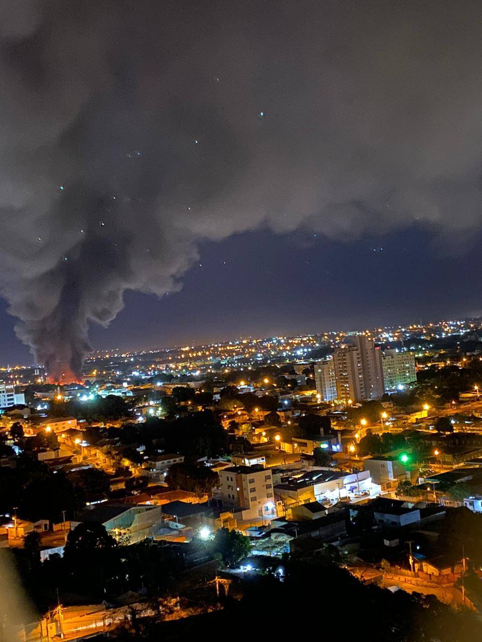 Incêndio de grandes proporções consome papelaria e interdita avenida; bombeiro é levado para UPA  - veja vídeos