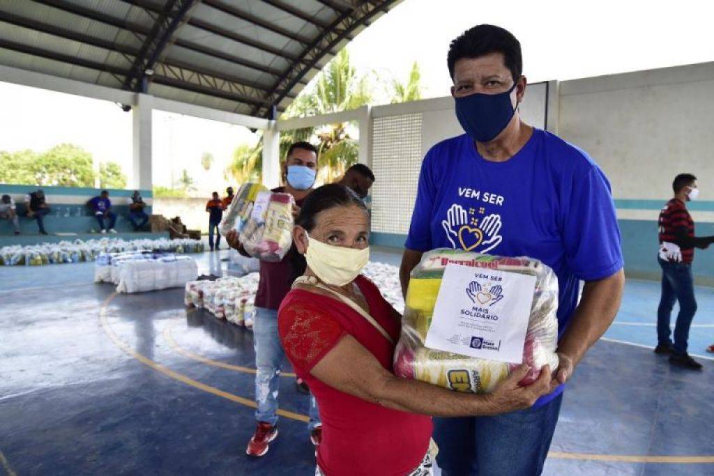 Moradores de Acorizal recebem alimentos e cobertores do programa Aconchego em MT.