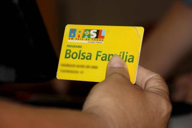 Atualização de cadastro do Bolsa Família é retomada; benefício será pago no antigo valor