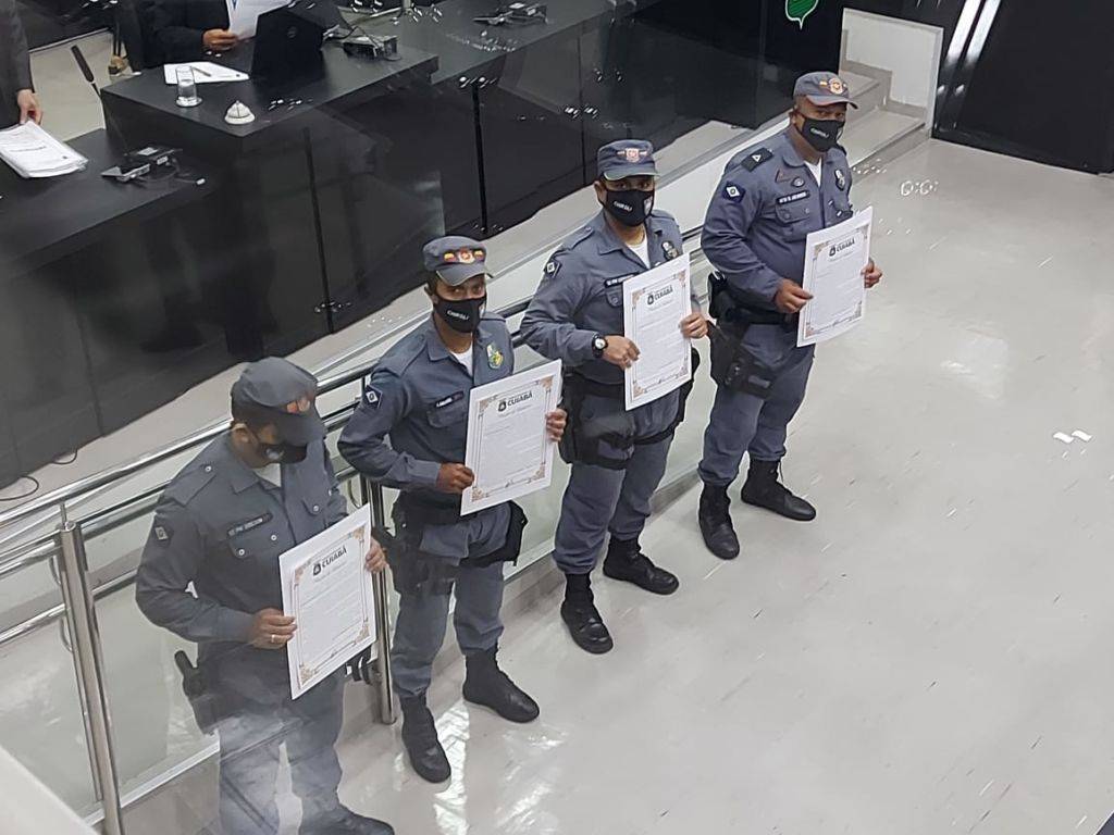 Policiais militares são homenageados na Câmara de Cuiabá por salvar mãe e bebê na Capital