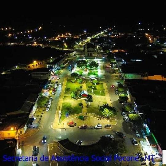 Prefeitura acende iluminação natalina em praça pública do município