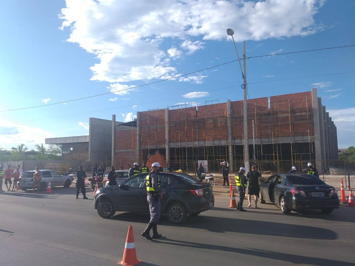 Seis pessoas são detidas e 20 veículos apreendidos durante blitz da Lei Seca em Várzea Grande