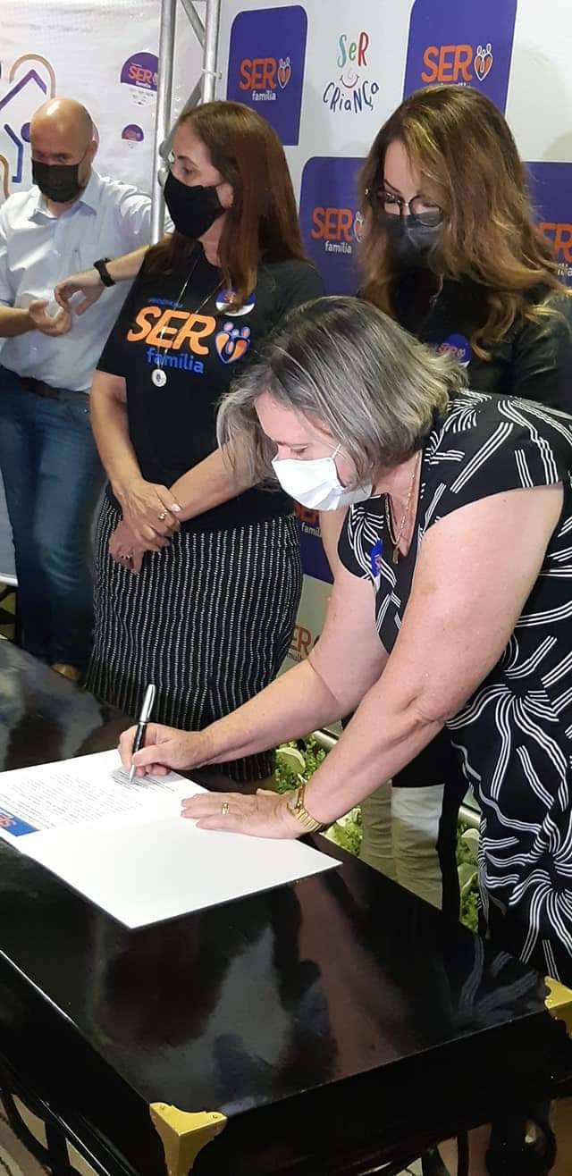 Primeira-dama, Marli Venson assina Programa que beneficiará famílias carentes do município