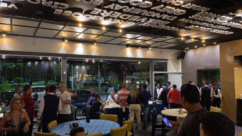 Vídeo mostra pancadaria entre garçons e clientes de restaurante em Cuiabá