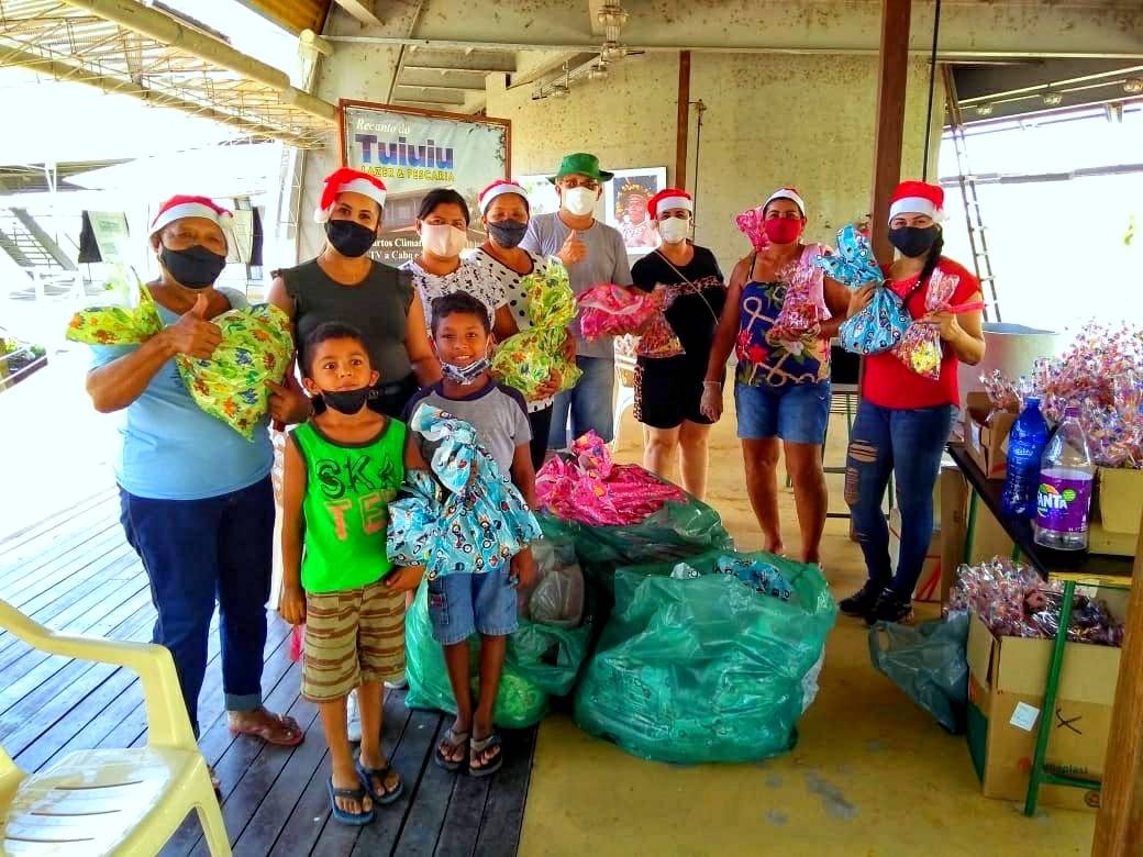 Crianças de Mimoso recebem presentes de Natal em ação solidária