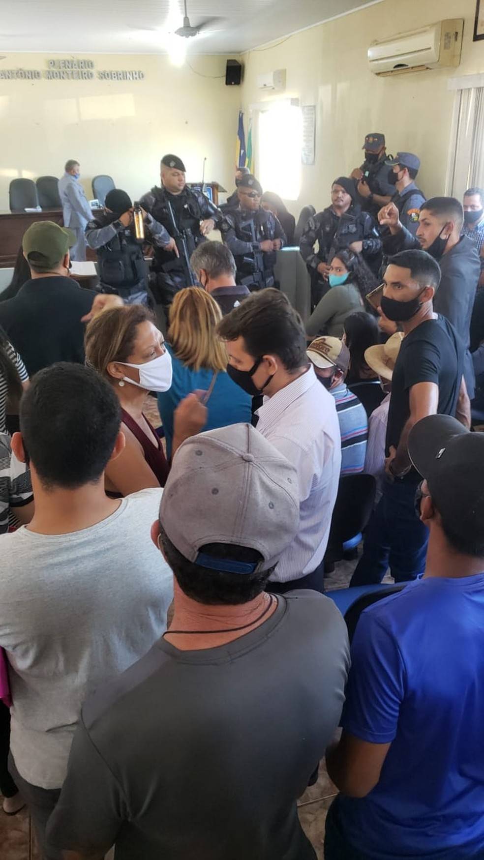 Presidente da Câmara assume prefeitura com escolta da PM; veja lista de eleitos