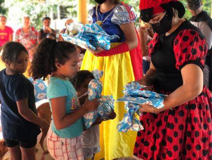 Grupo de voluntários distribui brinquedos a crianças ribeirinhas