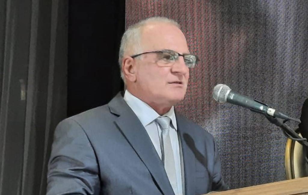 Osmar é empossado e define ex-prefeito como secretário de Governo