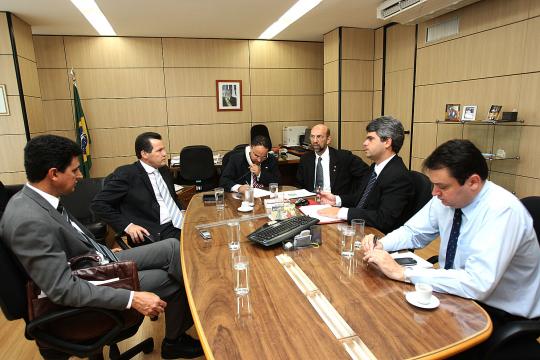 UNIÃO GARANTE RECURSOS PARA ESCOLAS E ÔNIBUS