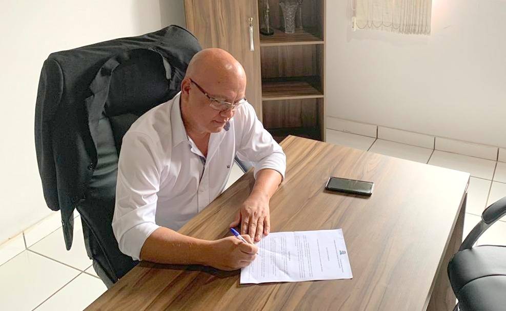 Manoelzinho suspende reajuste salarial anual na câmara municipal