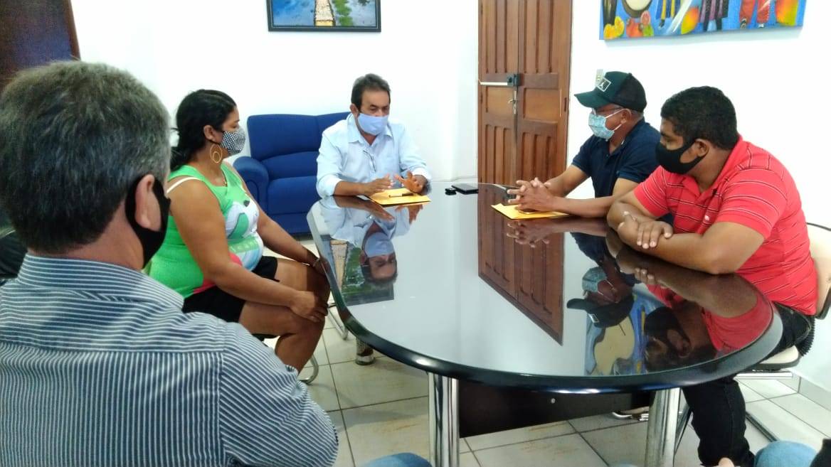 Representantes da Comunidade Baia do Campo, apresentam reinvindicações de melhorias para comunidade ao prefeito municipal