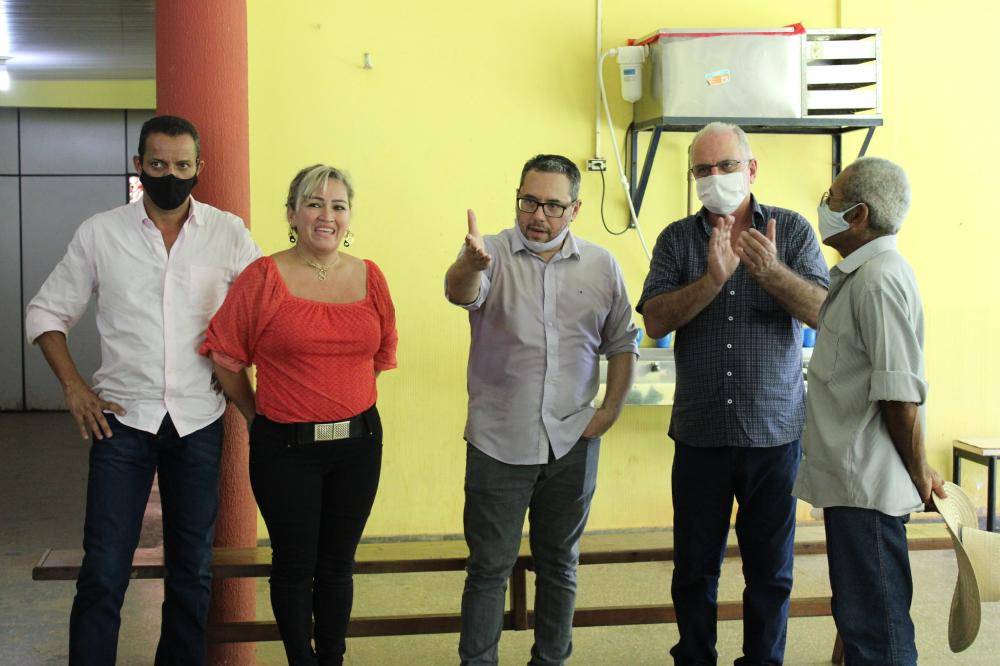 Comitiva visita escolas estaduais e anuncia pacotes de obras para o município