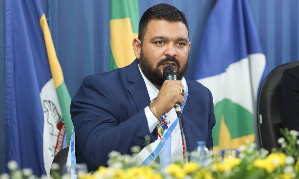 Prefeito Rogerinho paga folha e mais de R$ 1 milhão da gestão passada
