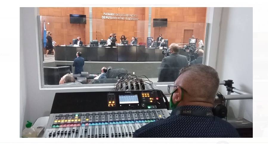 Panfleto mostra deputados que mantiveram desconto no salário de aposentados em MT