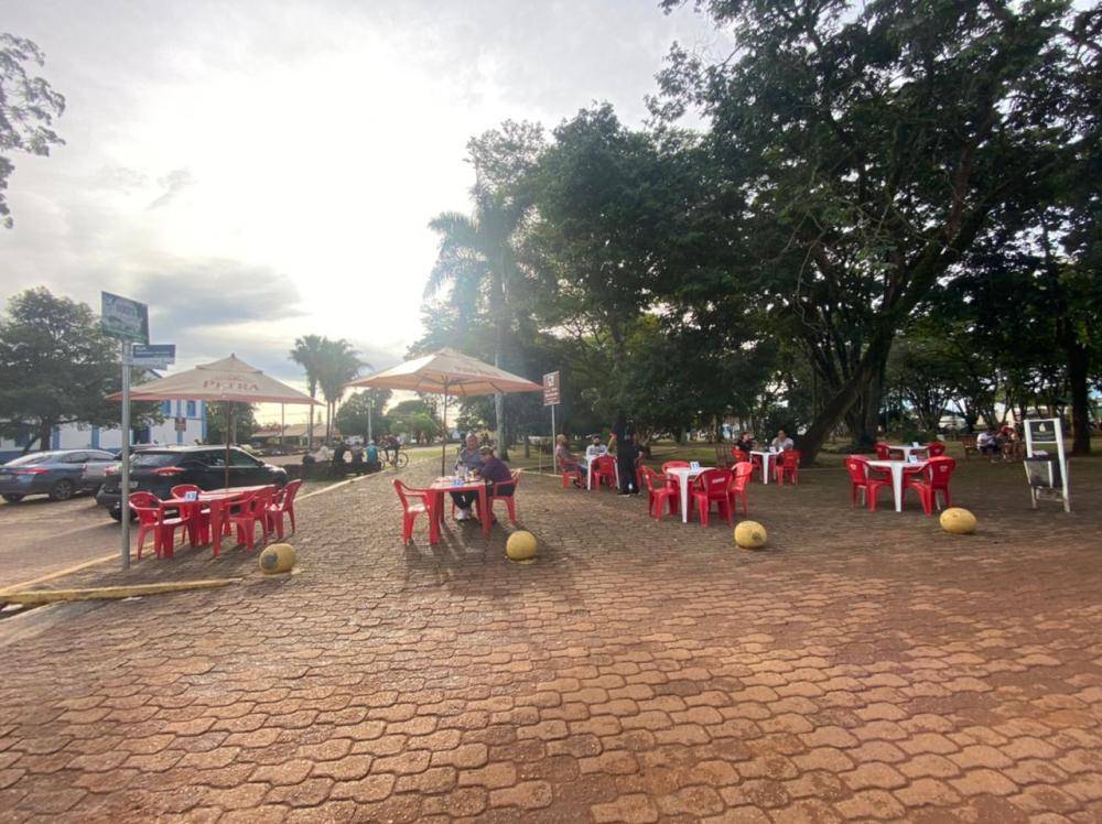 Bares abertos, silêncio, medidas de biossegurança e forte fiscalização na cidade 