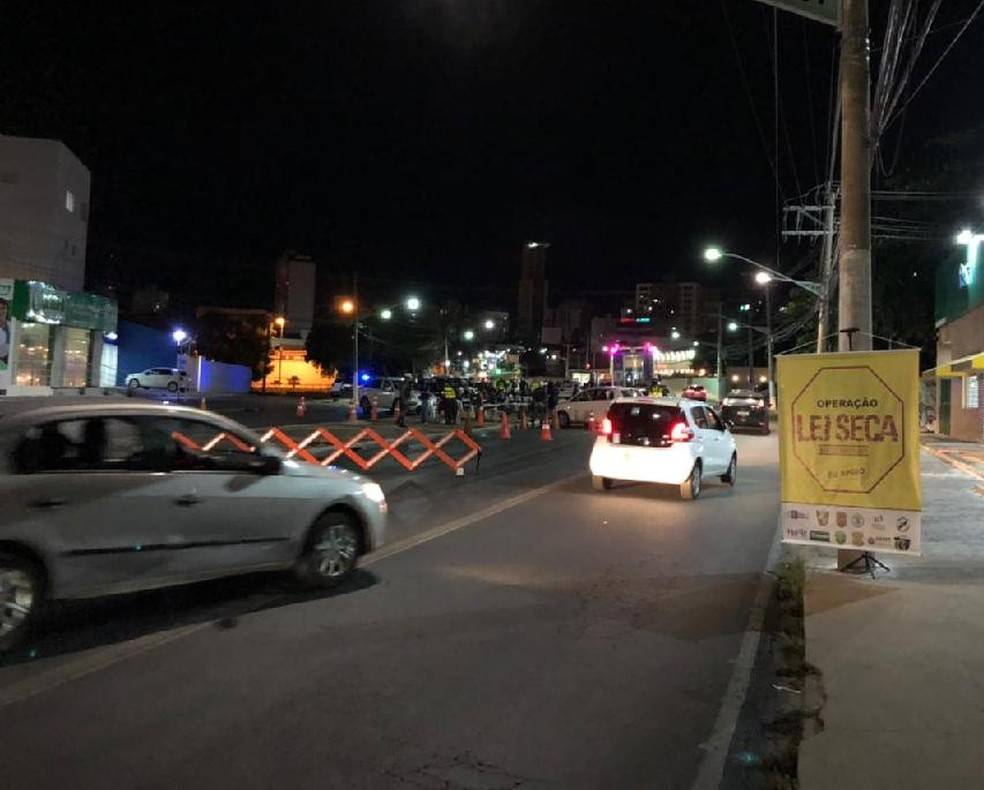 Motorista embriagado é preso e 16 veículos são apreendidos durante blitz em Cuiabá