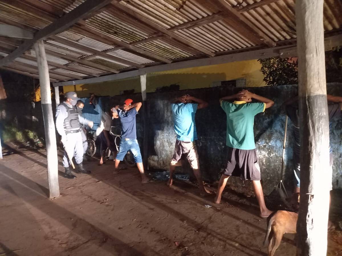 Primeira noite com toque de recolher tem bares fechados, aglomeração e ação intensa da PM em Leverger