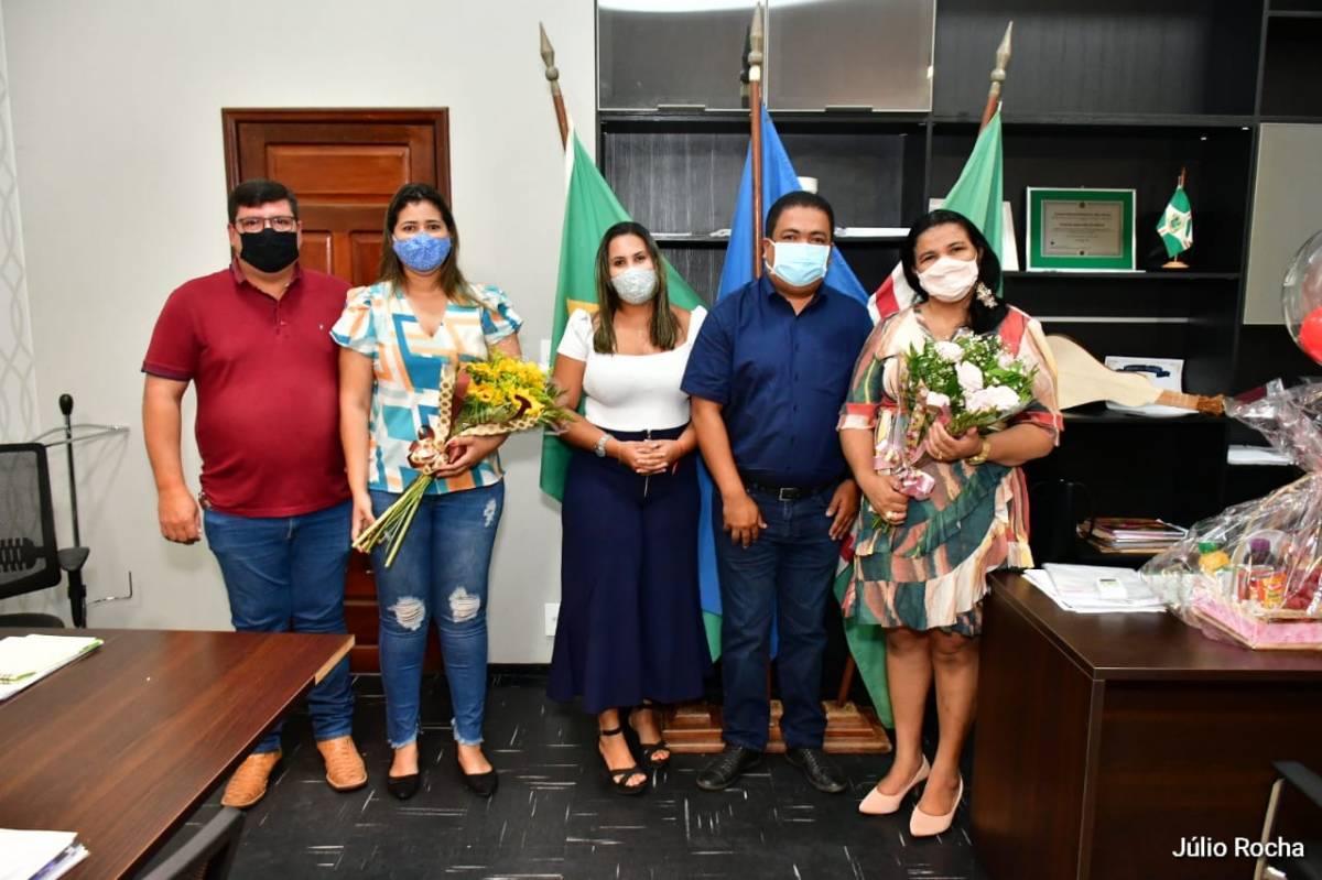 Câmara homenageia prefeita e vereadora representando todas as mulheres de Leverger 