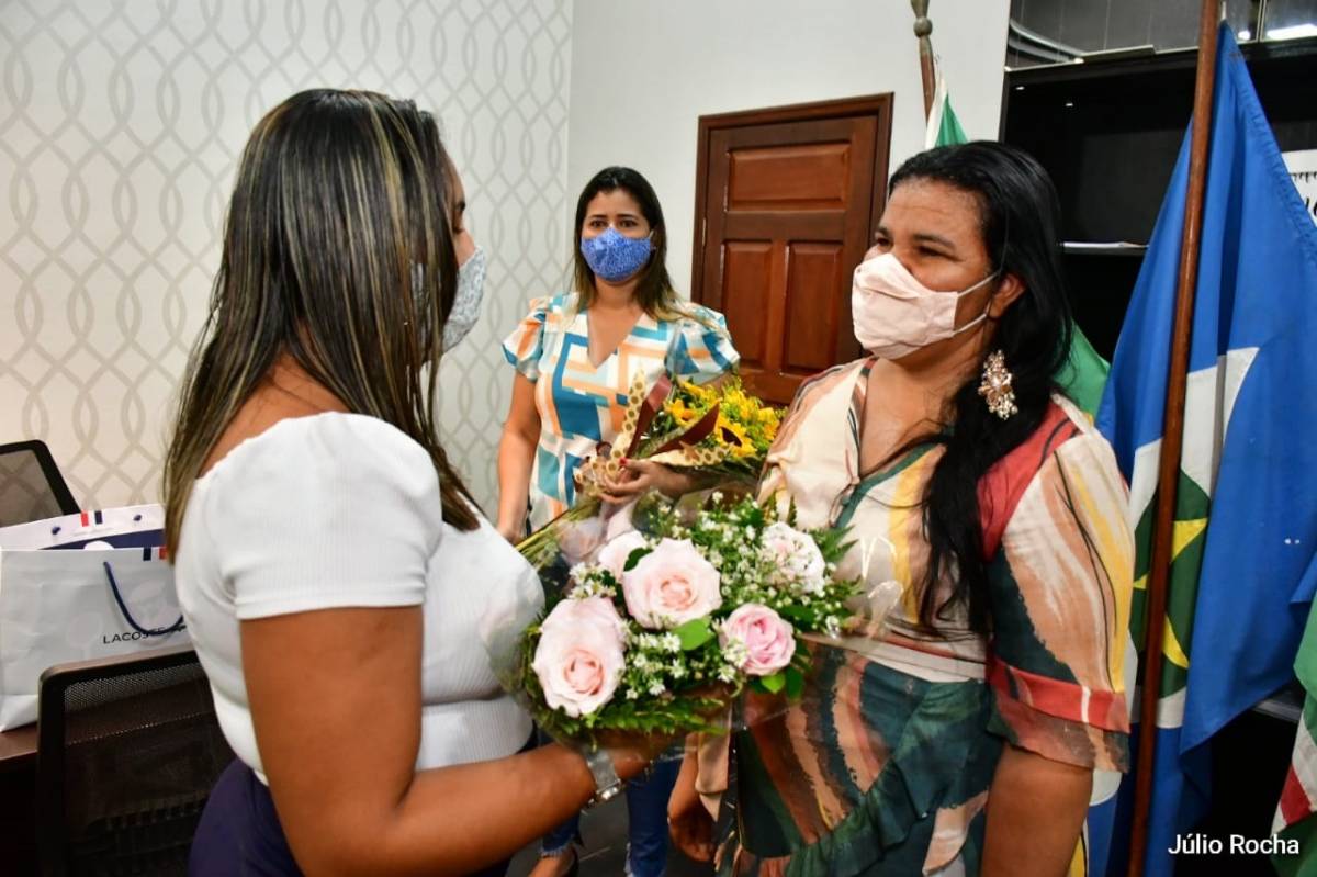 Vereadora recebe homenagem e compartilha com as mulheres de Leverger