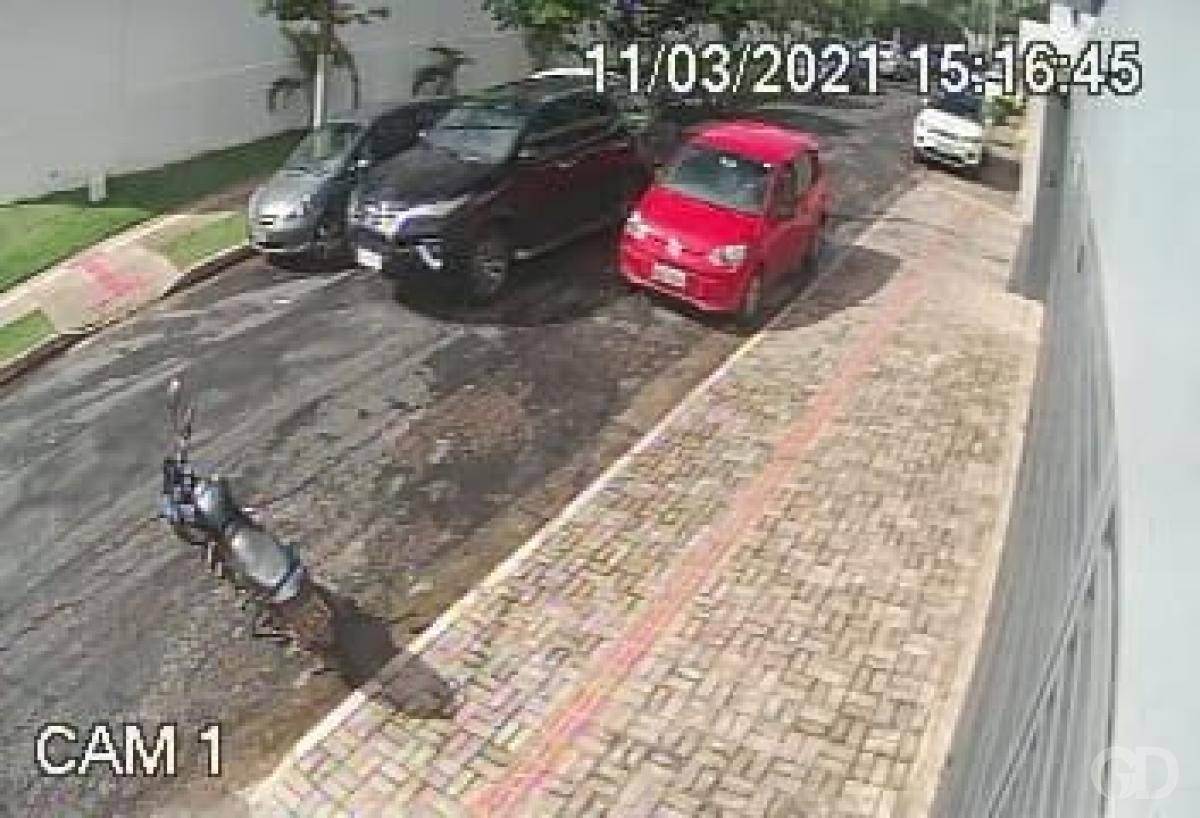 Vídeos mostram momento em que primeira-dama de Cuiabá tem carro levado em assalto