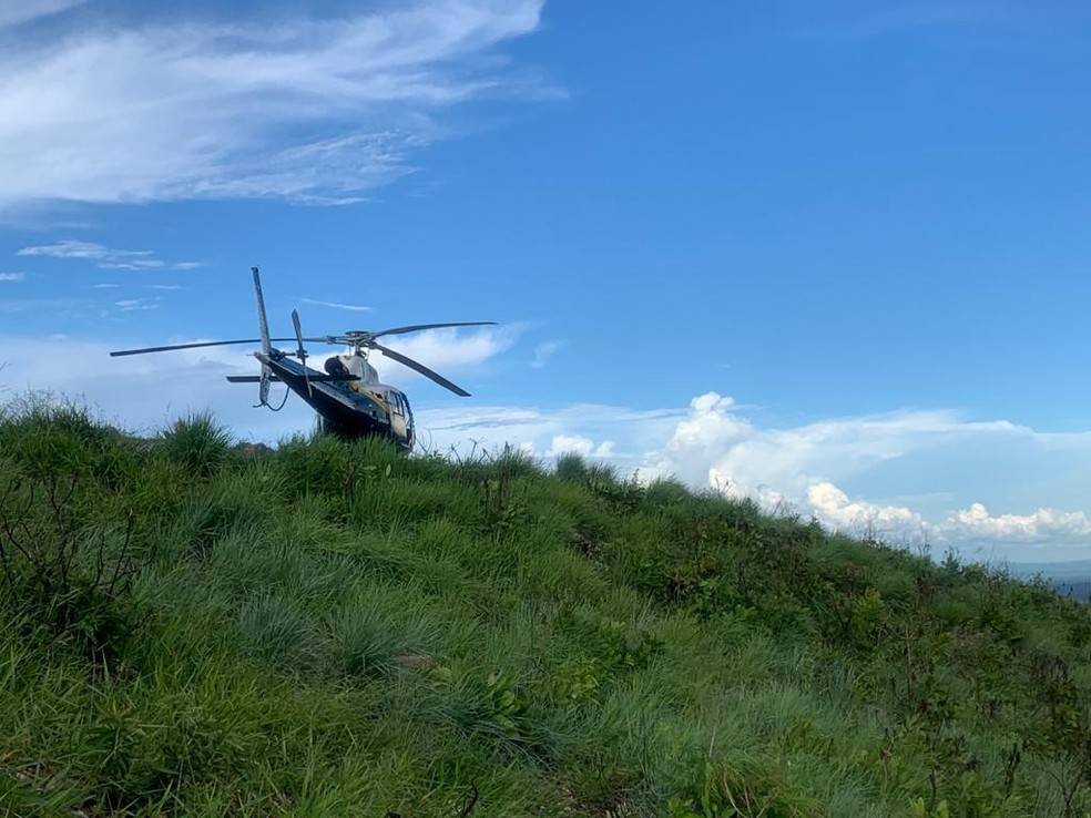 Idoso é resgatado de helicóptero após se perder no alto do Morro de Santo Antônio 