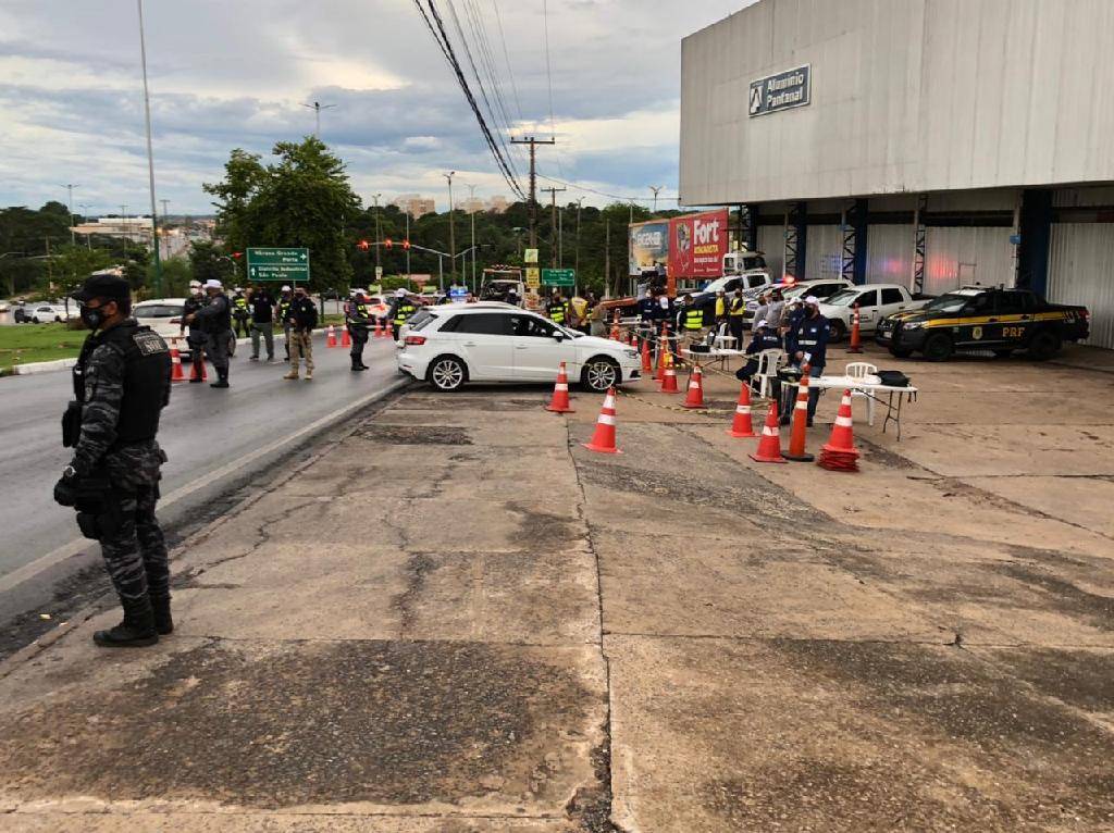 Uma pessoa é presa por embriaguez ao volante e outra por ameaça em Operação Lei Seca