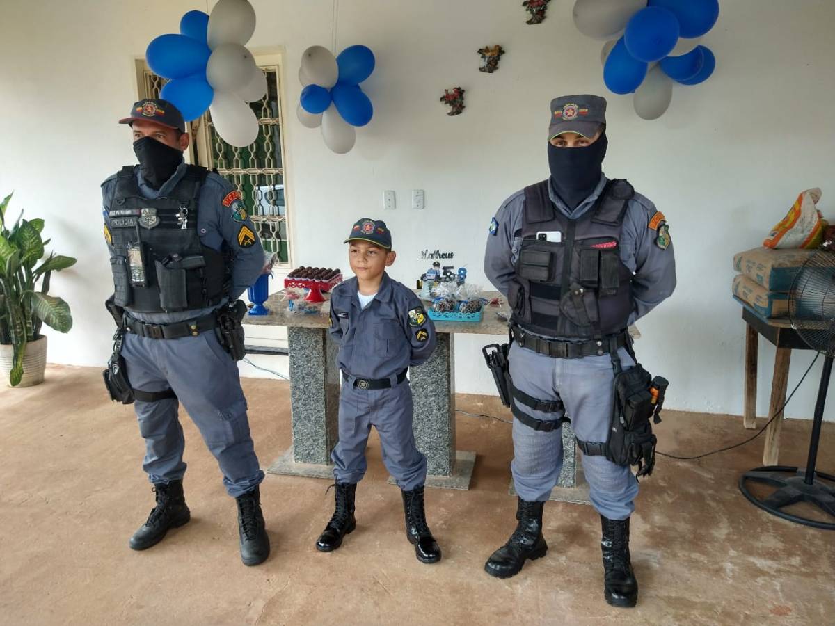Policiais realizam sonho de menino no dia do seu aniversário