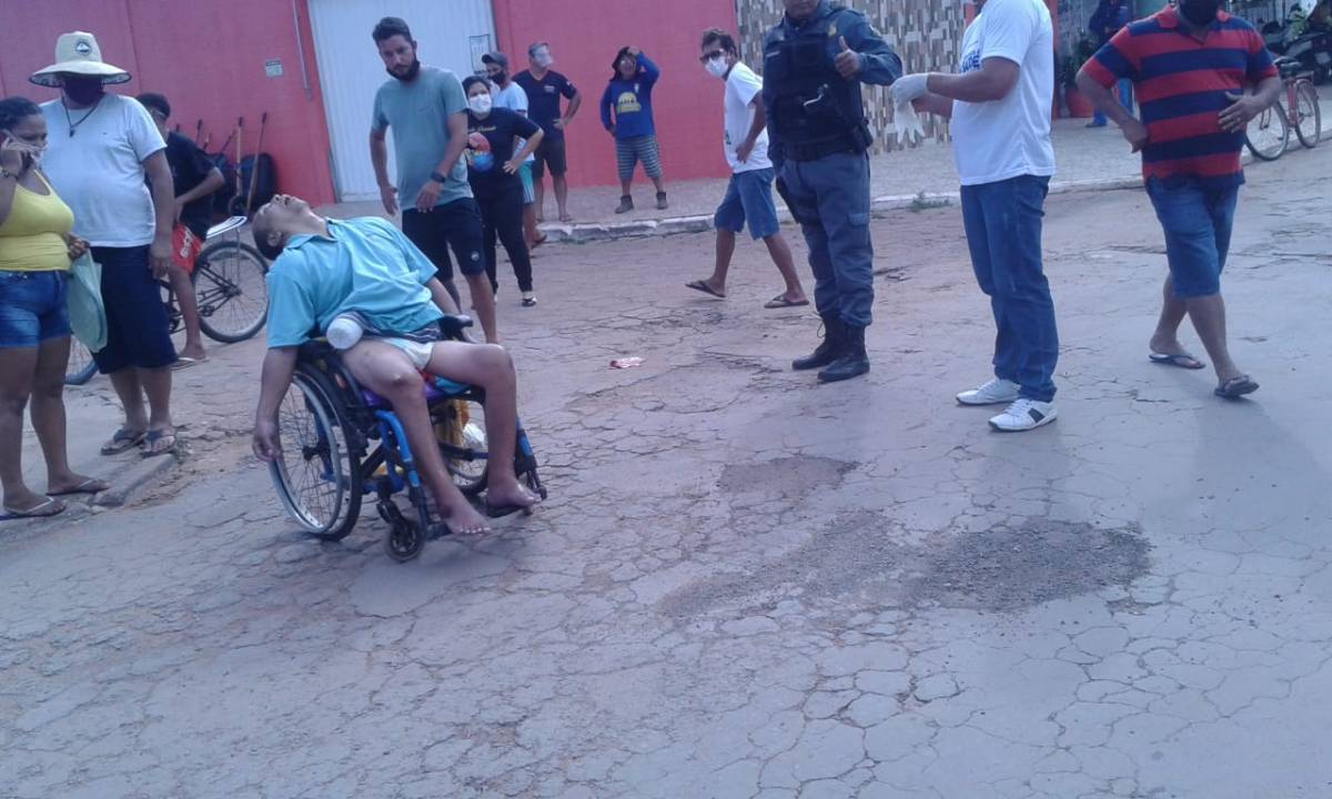 Cadeirante surta, atira contra policiais e morre infartado