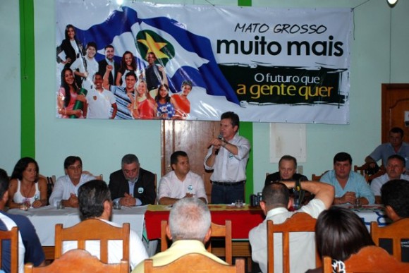 MAURO MENDES É RECEBIDO COM ESTUSIASMO EM LEVERGER