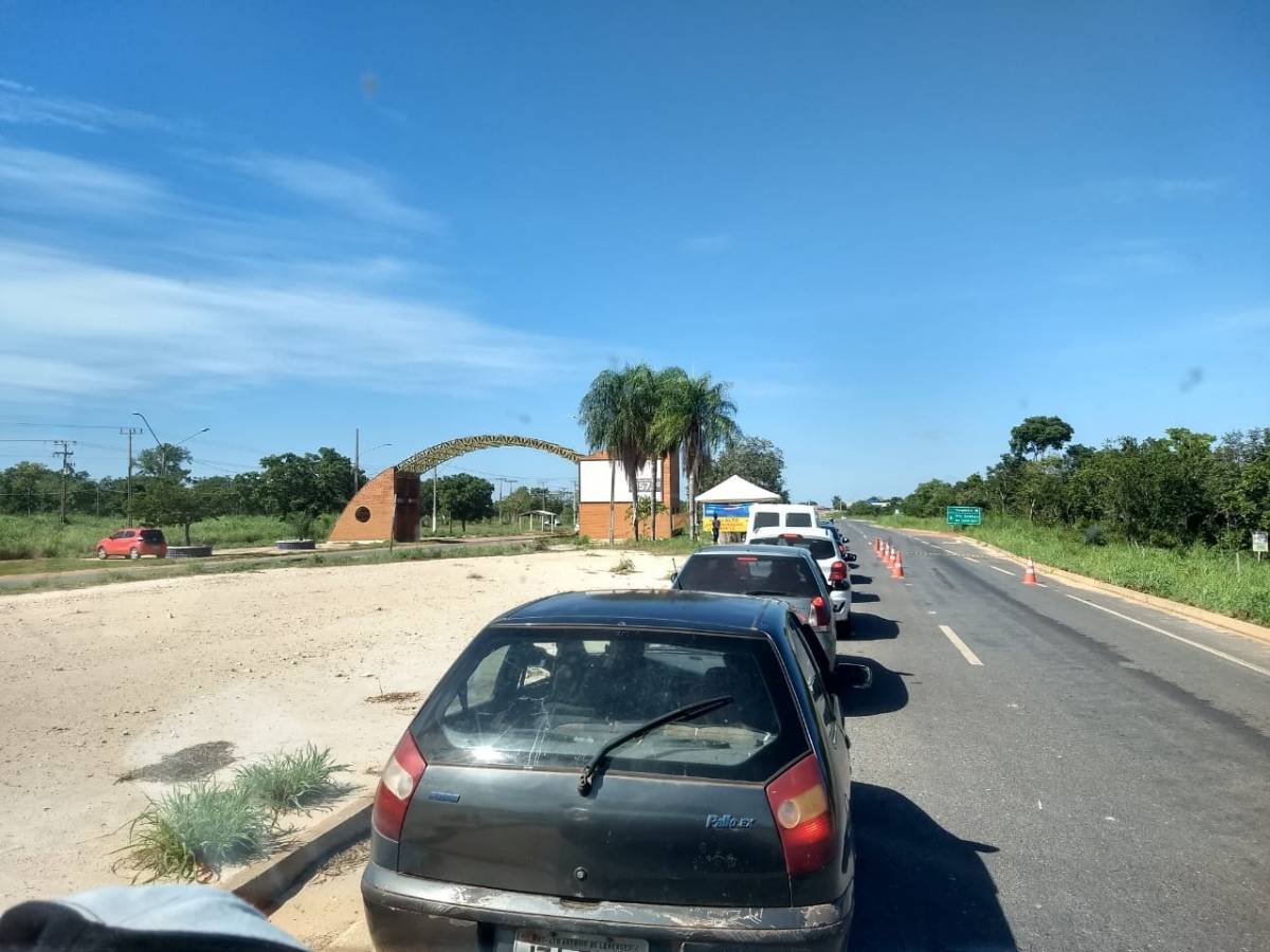 Fila de veículos da capital congestiona barreira sanitária de Santo Antônio 
