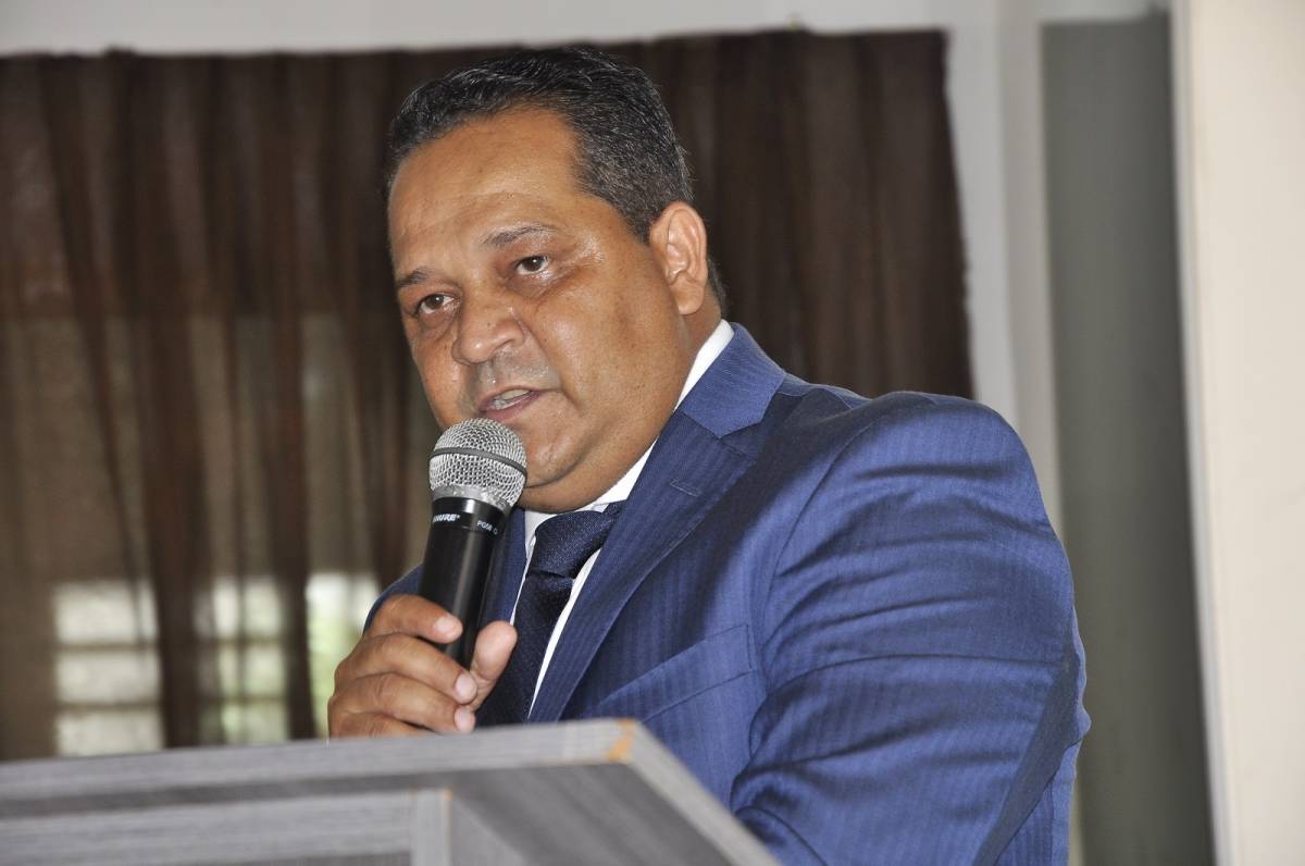 Presidente da Câmara contesta prefeita, que tenta imputar aos vereadores responsabilidade pela falta de investimentos na Saúde do município 