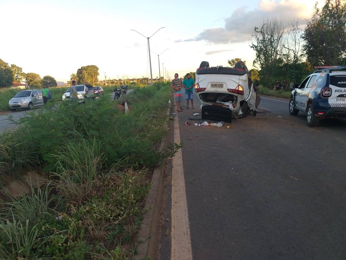 Homens que roubaram e capotaram carro de aposentado, haviam assaltado caixa de Posto de combustível na Imigrante