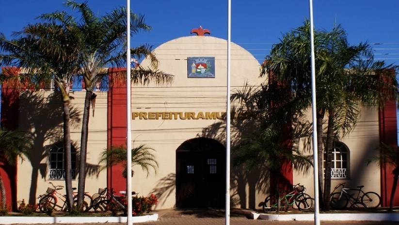 NEGÓCIO DE FAMÍLIA: pai, mãe e filha ocupam cargos públicos na prefeitura de Livramento e recebem R$ 10,5 mil  