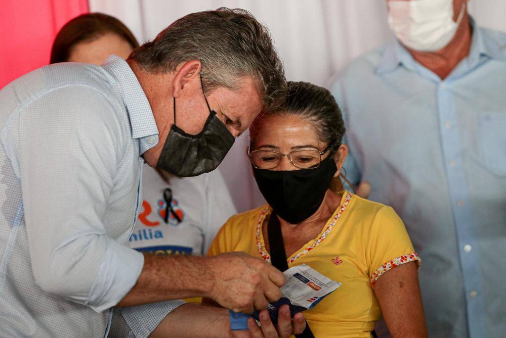 Governador entrega 860 cartões do Ser Família Emergencial em Leverger neste sábado (08)