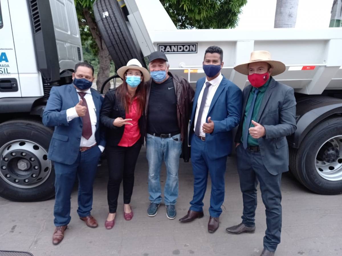 Prefeita e vereadores entregam caminhão caçamba recém adquirido à secretaria de Obras 