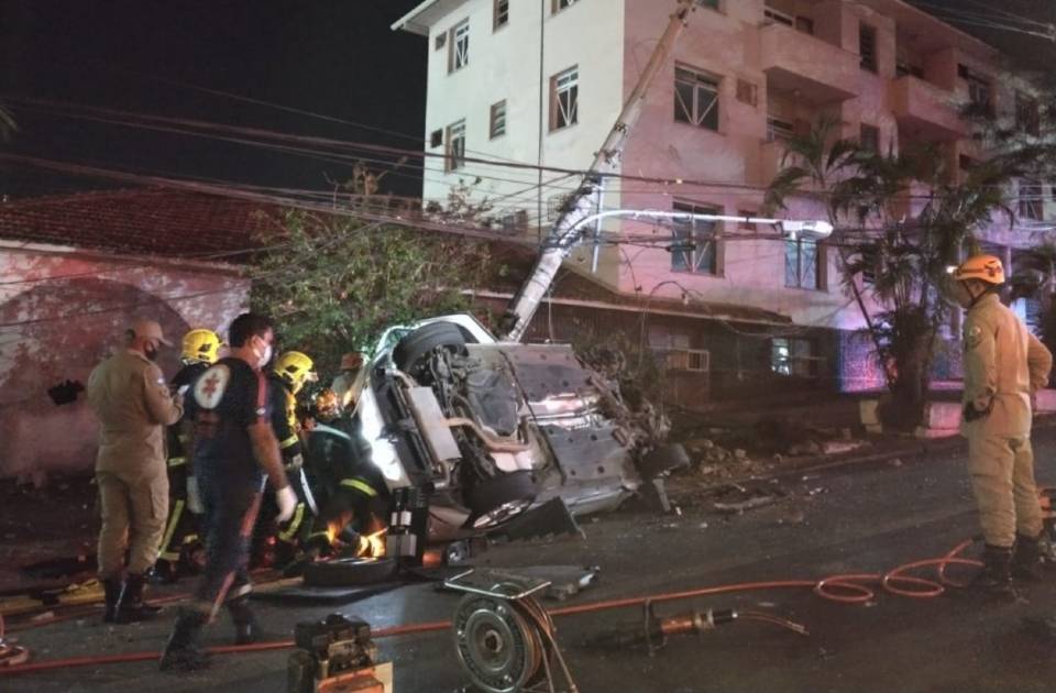 Motorista embriagado perde controle de carro, que capota e colide com poste na Av. Getúlio Vargas; Assista vídeos