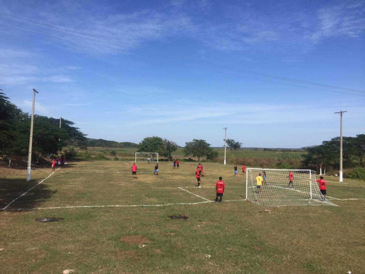 Moradores de Mimoso realizam partida de futebol em campo revitalizado com apoio do presidente da Câmara de Leverger