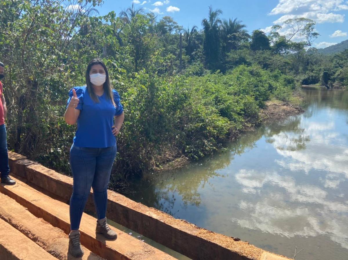 Prefeita de Santo Antônio assume direção de motoniveladora e faz patrolamento de estrada na serra da Fuzaca; Veja vídeo