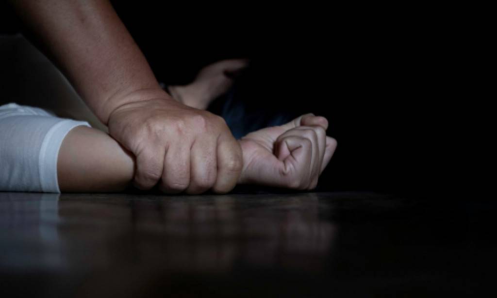 Pai dá bebida para filha de 17 anos, tenta estuprá-la em motel no interior e foge