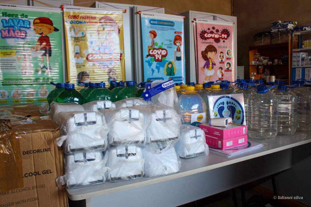 Secretaria de Educação adquire materiais para o combate a Covid-19 nas escolas municipais.