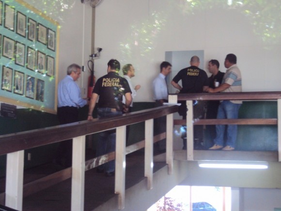 PF APREENDE COMPUTADORES E DOCUMENTOS EM LEVERGER