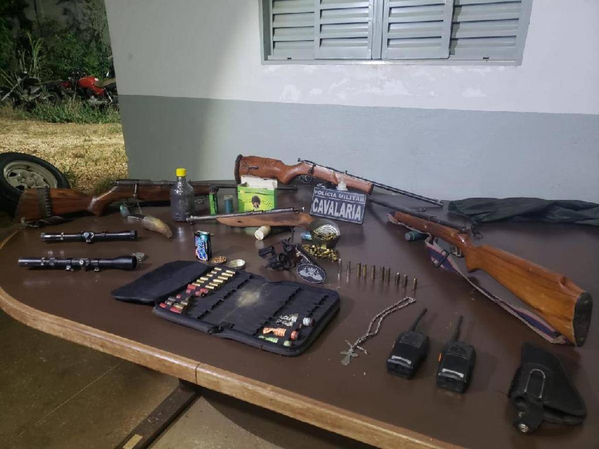 Suspeito é preso com armas, munições e farda do Exército