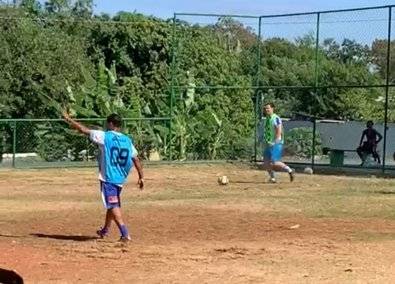 Prefeito de Cuiabá cai em campo jogando pelada e vídeo viraliza