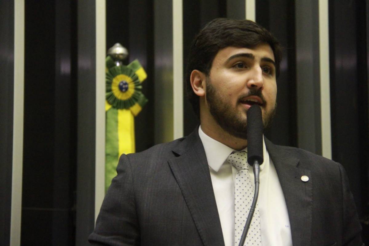 Projeto de Emanuelzinho vira Lei e inclui combate à violência contra mulher no currículo escolar
