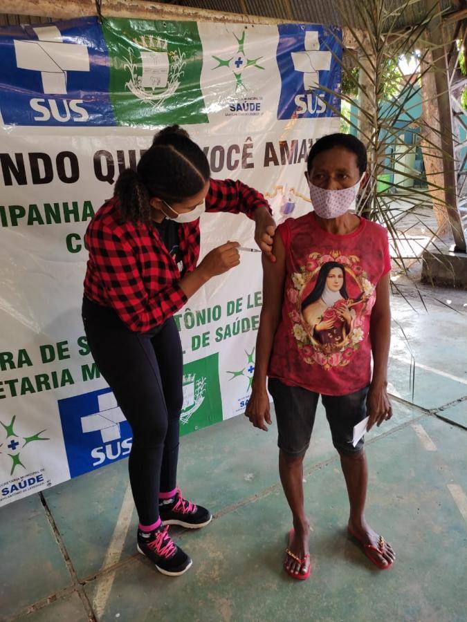 Vacinação ganha ares de festa junina em Santo Antônio de Leverger