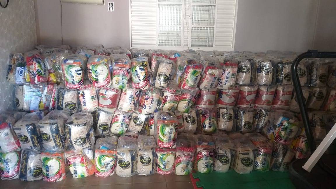 Governo de MT atende pedido de Francieli, intermediado por Neri Geller e envia 800 cestas básicas a Leverger