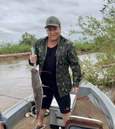 Cantor Leonardo curte visita e pega peixão em pescaria